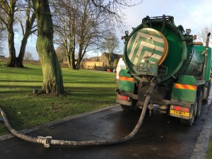 Tankers removing silt